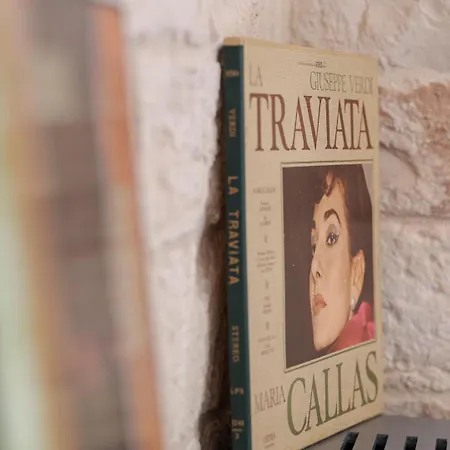 לינה וארוחת בוקר Opera לוקורוטונדו