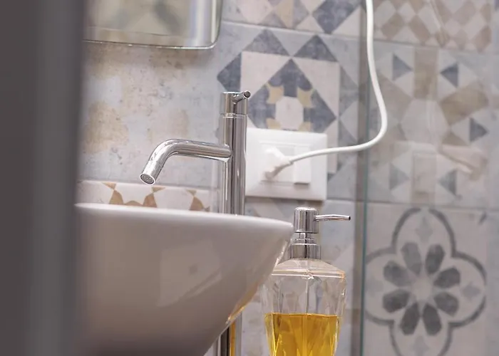 לינה וארוחת בוקר Opera